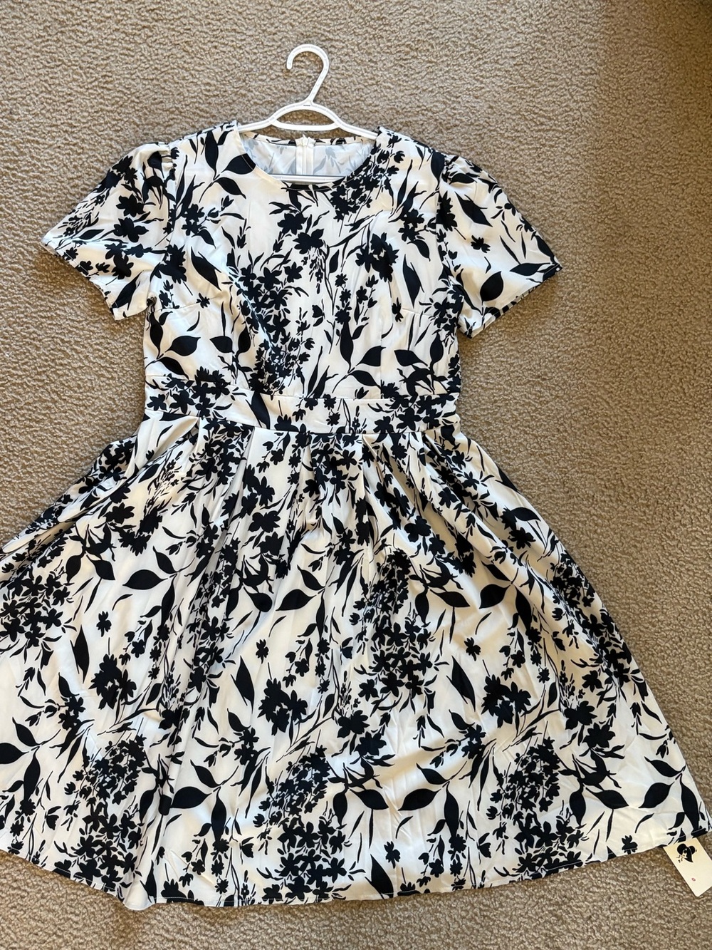 NWT Black & White Vintage-Inspired Floral Midi Dress with Short Sleeves